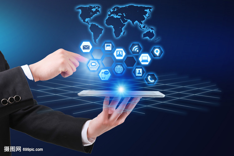 指尖触碰未来 男士与平板电脑的科技互联生活